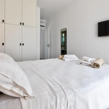 فيلة Amberblue Pefkos